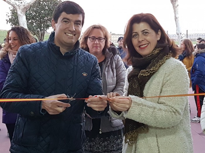 Elvira Manzaneque y Jesús Mayoral inaugurando el centro juvenil de Casarrubios del Monte