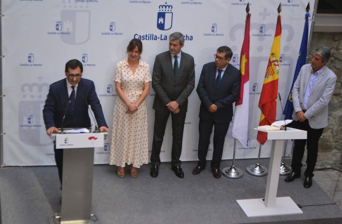 Álvaro Gutiérrez atento a las primeras palabras de Úbeda como delegado de la Junta en Toledo