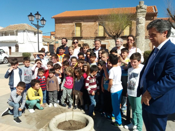 Ana María Gómez en la plantación de un olmo en Huecas