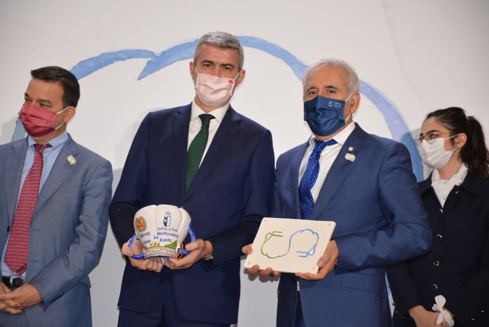 Imagen de Álvaro Gutiérrez y Adolfo Muñoz con el puchero de cerámica representativo de Broches Gastronómicos