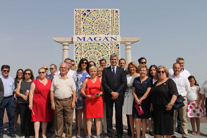 Imagen de Álvaro Gutiérrez y los asistentes a la inauguración de la rotonda de Magán dedicada a la pirotecnia