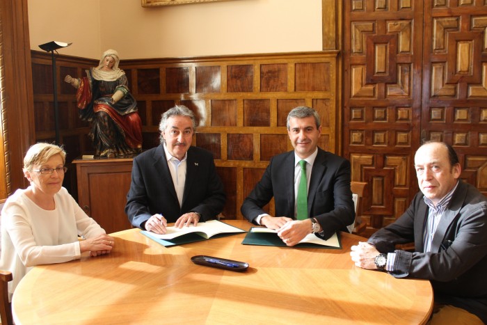 Imagen de Álvaro Gutiérrez y Carlos Fernández Layos firman el convenio de colaboración para el Corpus