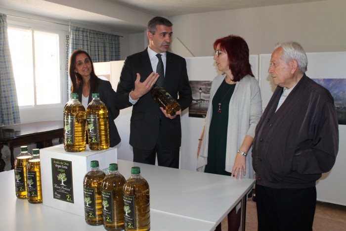 Imagen de ÁLvaro Gutiérrez entrega 500 litros aceite a la Asociación Aurelio de León