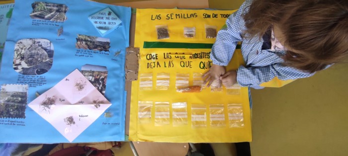 Imagen de Escolares preparando el libro viajero