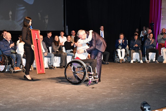 Imagen de Álvaro Gutiérrez abraza a Isabel Fernández