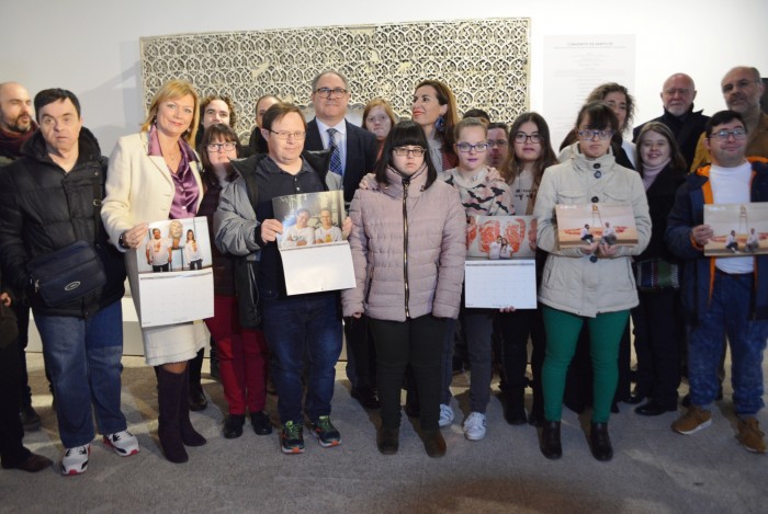 Imagen de María José Gallego con los protagonistas del calendario