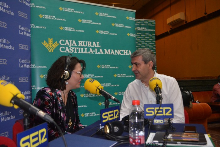 Álvaro Gutiérrez en un momento de la entrevista que Juncal Roldán y la SER le hacían en el maratón
