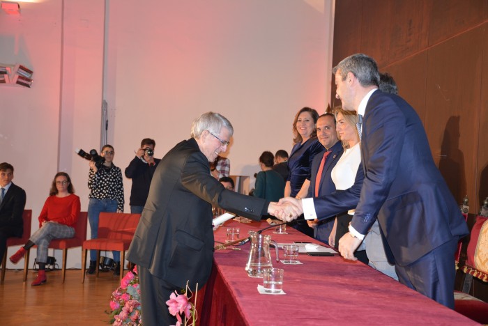 Imagen de Álvaro Gutiérrez felicitando a Braulio Rodríguez