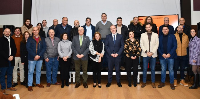 Imagen de Marina García con los intervinientes en la Jornada