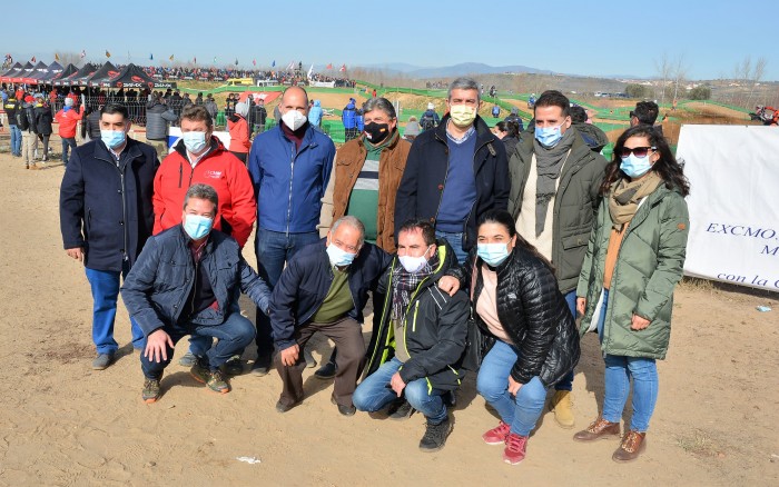 Imagen de Álvaro Gutiérrez con el alcalde y asistentes al campeonato de España de Motocross en Montearagón