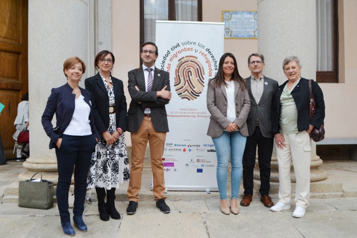 Imagen de Ana Gómez con los participantes en la inauguración