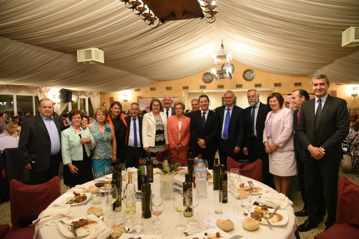 Imagen de Álvaro Gutiérrez junto a las autoridades asistentes a la cena de la Hermandad de San Isidro