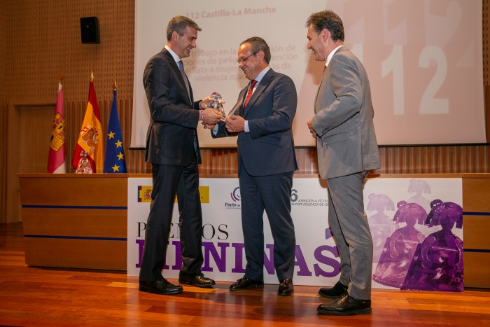 Imagen de Álvaro Gutiérrez entregando el Premio Fémina al 112 que ha recogido Juan Alfonso Ruiz Molina