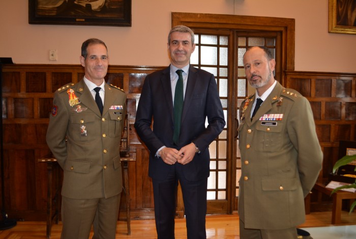 Imagen de Álvaro Gutiérrez con Pedro Linares y Rafael Cortés