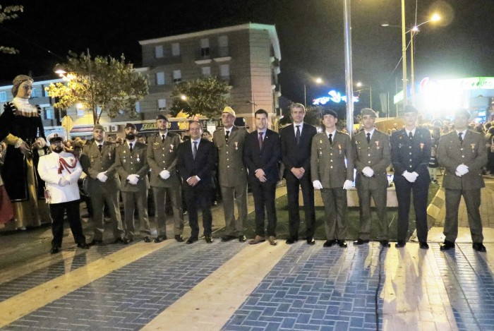 Álvaro Gutiérrez con los militares distinguidos