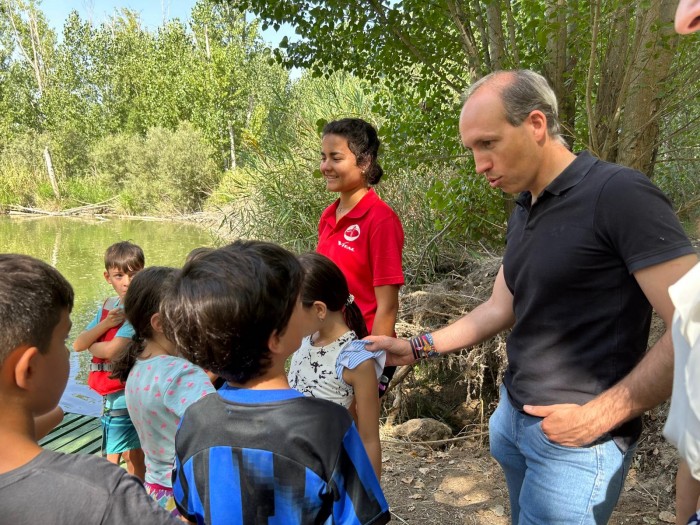 Imagen de Daniel Arias con chavales en campamentos de verano