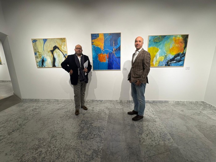 Imagen de Tomás Arribas visita la exposición de Agustín Decórdoba