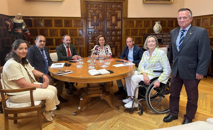La presidenta de la Diputación de Toledo se reúne con representantes de asociaciones de ELA