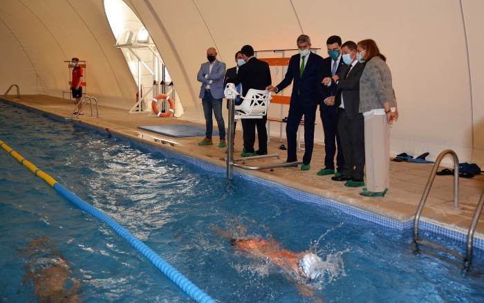 Imagen de Álvaro Gutiérrez en la recuperada piscina cubierta de Fuensalida