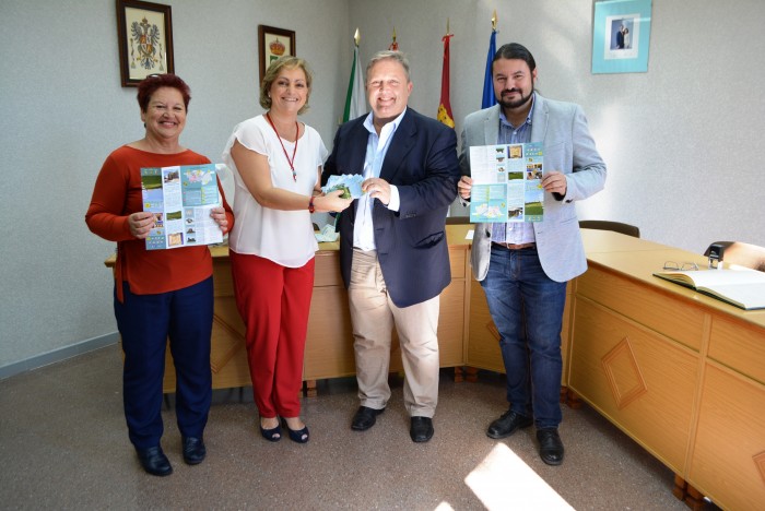 Imagen de María Ángeles garcía hace entrega al alcalde de Huecas de los folletos específicos
