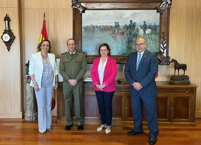 Imagen de  La presidenta de la Diputación junto a los diputados y el general Arenas