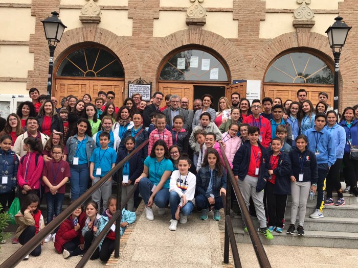 Imagen de Foto de familia en el encuentro de escuelas de folclore en Villauenga de la Sagra