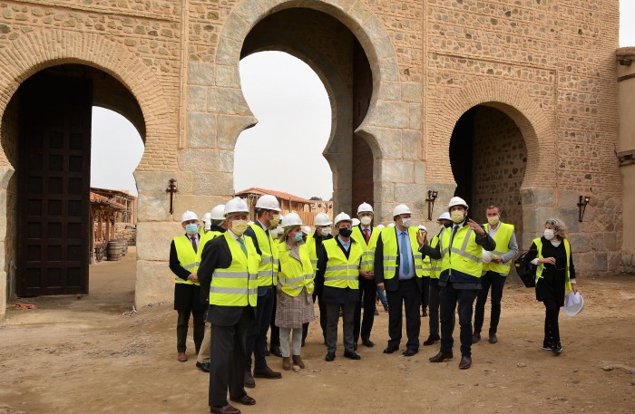 Álvaro Gutiérrez en los decorados de Puy du Fou España en Toledo