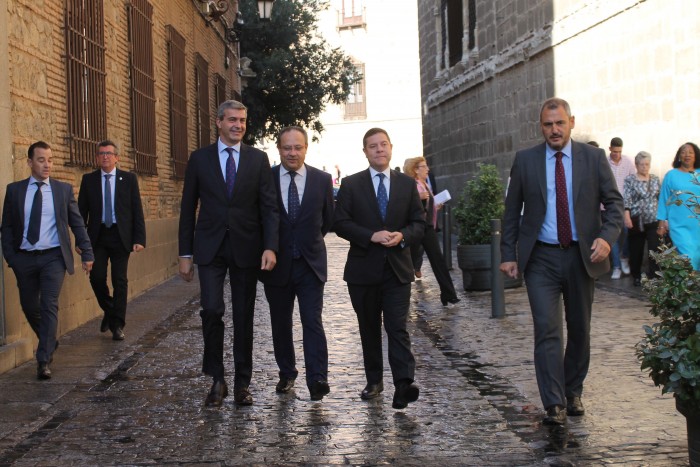 Imagen de Álvaro Gutiérrez a su llegada a la Catedral junto Emiliano García-Page y Juan Alfonso Ruiz-Molina