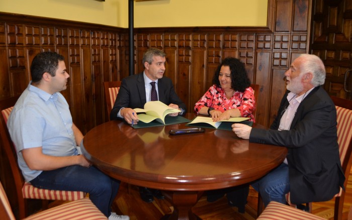 Imagen de Álvaro Gutiérrez y Carmen Cano firman el convenio de colaboración