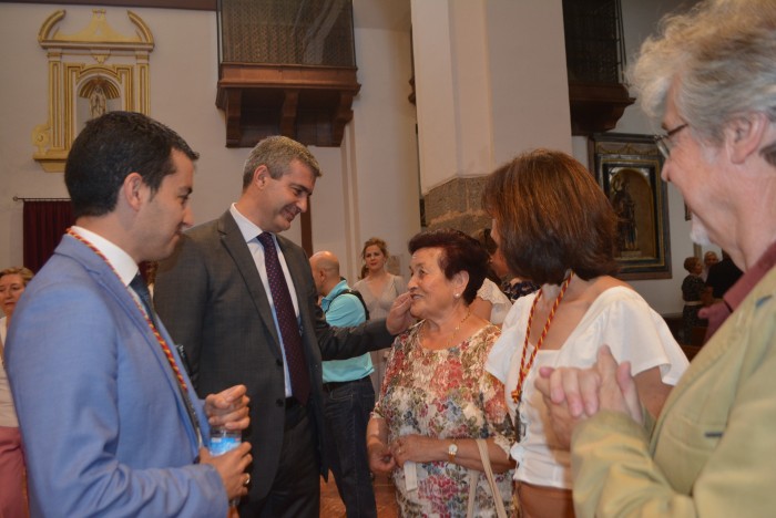 Álvaro Gutiérrez charlando con asistentes a la misa en la parroquia de La Puebla de Montalbán