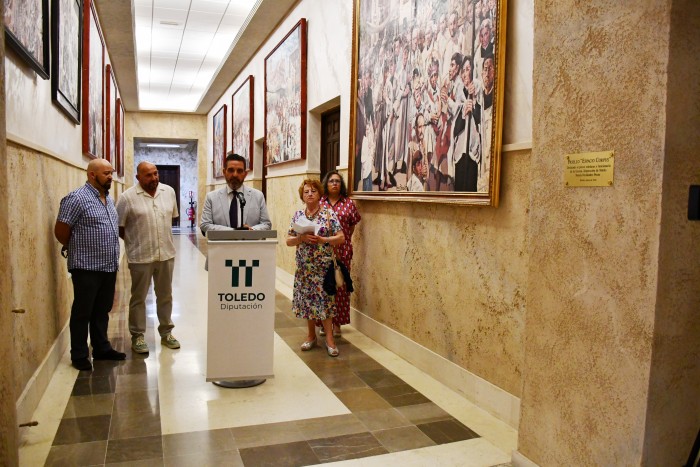 Joaquín Romero con la familia de Tomás Peces en la Galería Espacio Corpus