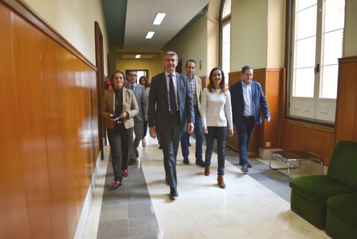 Imagen de Álvaro Gutiérrez con su equipo de Gobierno a la llegada a la sala de prensa de la Diputación