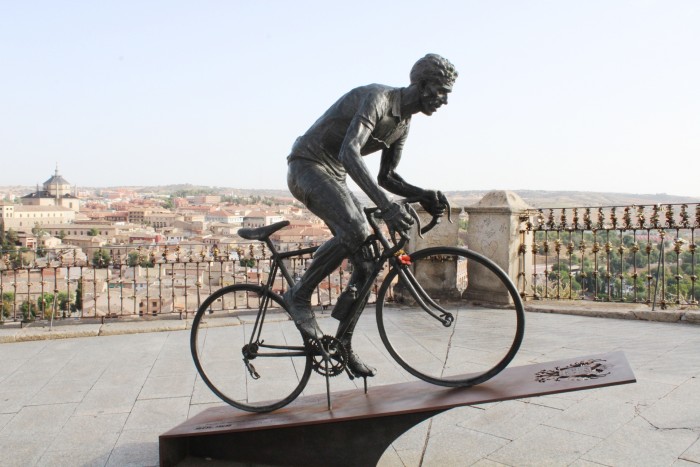Estatua de Federico Martín-Bahamontes en Toledo