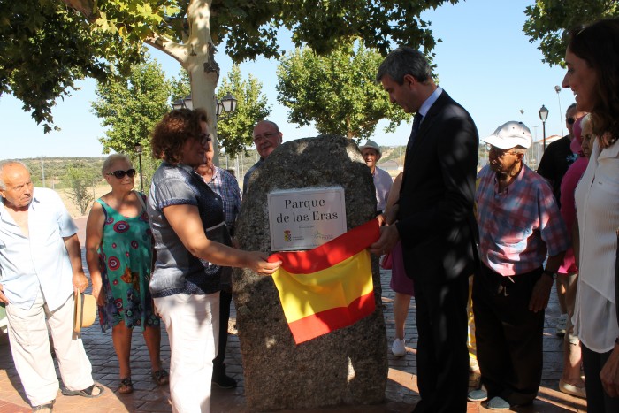 Imagen de Álvaro Gutiérrez y Carmen Alfajeme inauguran el parque de las Eras de Parrillas