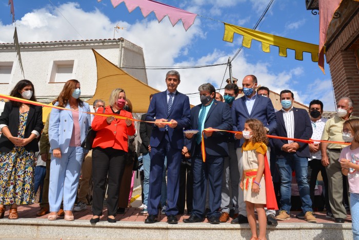 Imagen de Álvaro Gutiérrez cortando la cinta inaugural de la Feria Medieval del vino de Montearagón