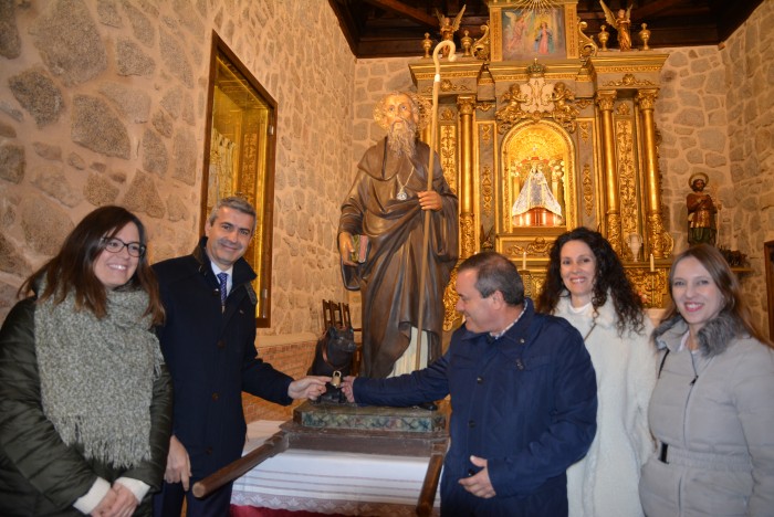 Imagen de Cumpliendo con la tradición de tocar la campana de la cerdita de San Antón