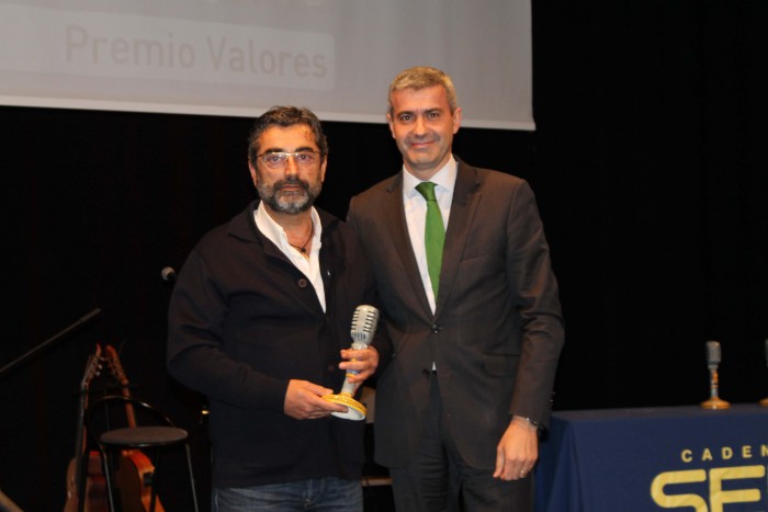 Imagen de Álvaro Gutiérrez tras entregar a Florencio Díaz el Premio Valores