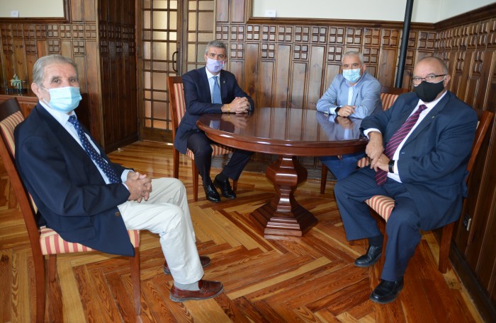 Imagen de Álvaro Gutiérrez y los representantes de la DO Montes de Toledo