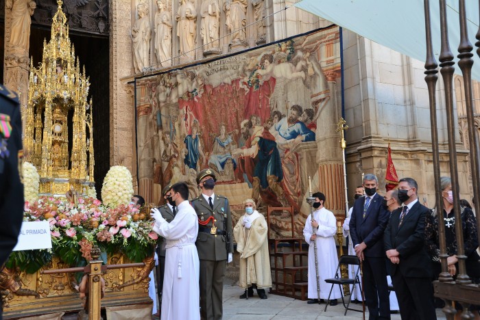 Imagen de Álvaro Gutiérrez en la puerta de Reyes de la Catedral frente a la Custodia