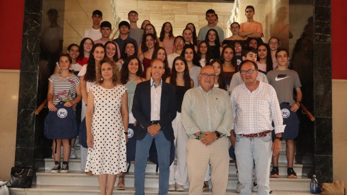 Imagen de La Diputación recibe a los 40 alumnos que viajarán a Irlanda y a sus familiares
