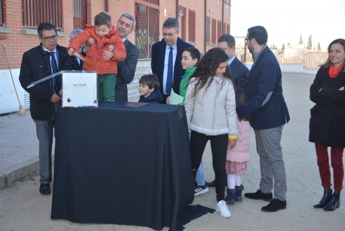 Imagen de Álvaro Gutiérrez en el acto de la introducción de la urna del nuevo edificio de colegio de Bargas