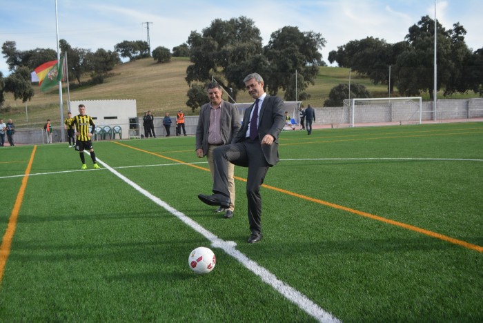 Imagen de Álvaro Gutiérrez haciendo el saque inaugural del campo de Méntrida