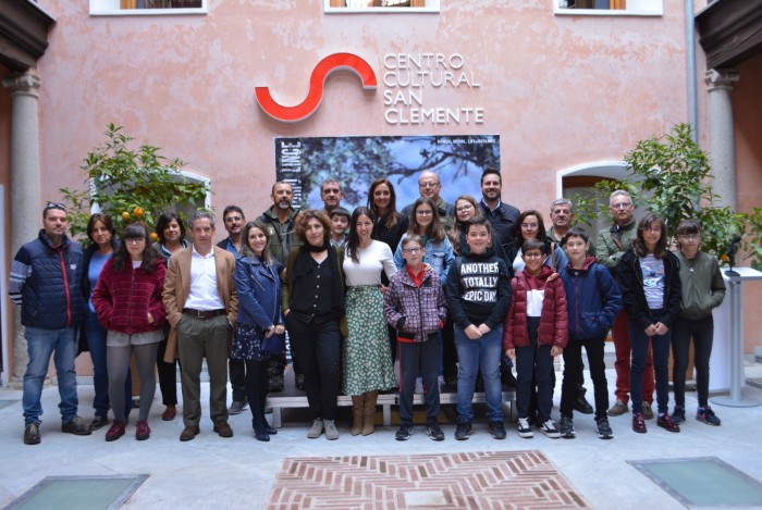 Imagen de Flora Bellón con profesores y alumnos