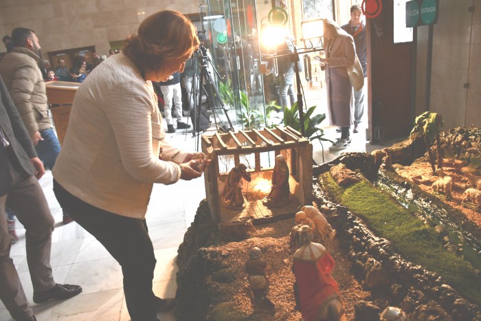 Imagen de Cedilllo coloca el niño Jesús en el Belén