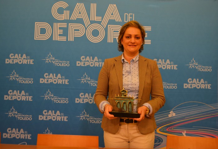 	María Ángeles García con el premio de la Gala del Deporte