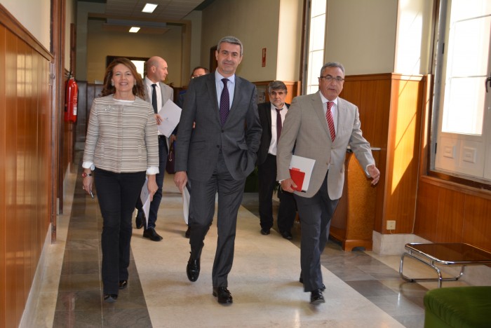 Imagen de Álvaro Gutiérrez, Aurelia Sánchez y Juan Carlos Santos, minutos antes de firmar el convenio