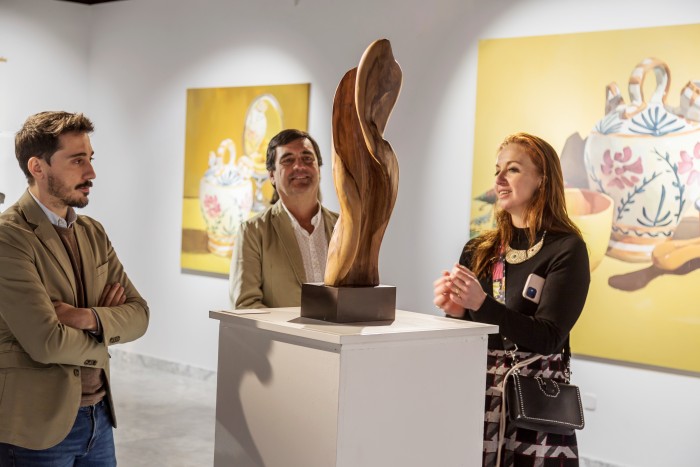 Imagen de José Antonio Ruiz visitando la exposición