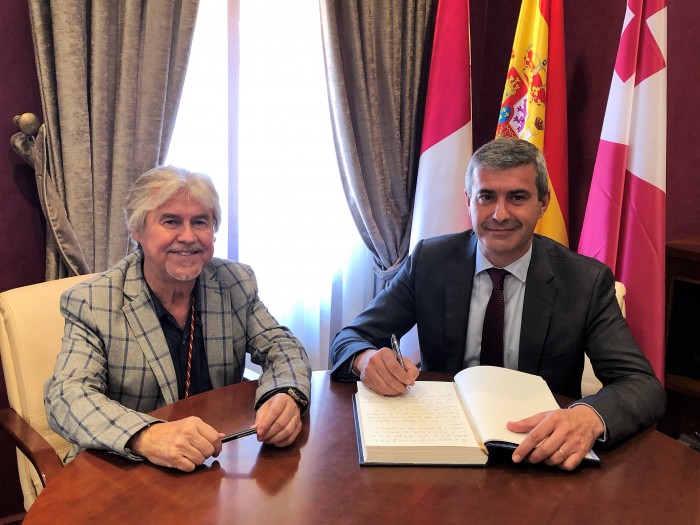 Imagen de Álvaro Gutiérrez con Ismael Pinel tras firmar en el libro de honor del Ayuntamiento de la Puebla