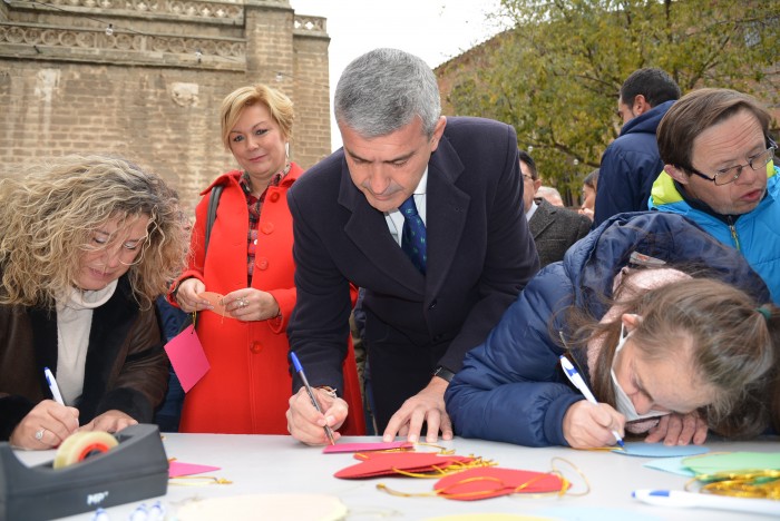Álvaro Gutiérrez firma una tarjeta para el árbol de los deseos