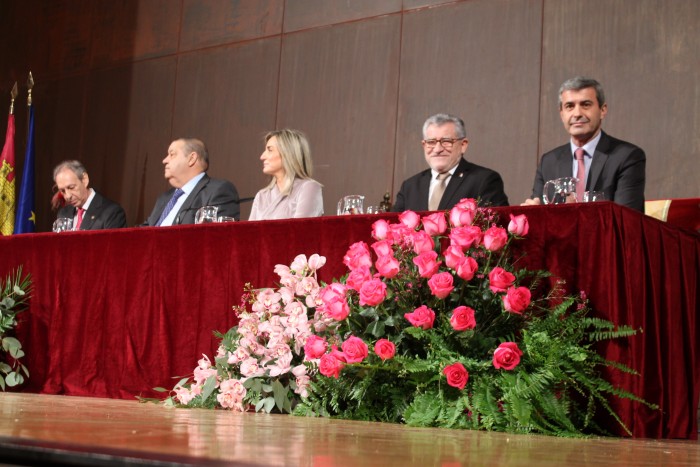 Álvaro Gutiérrez junto a Ángel Felpeto, Milagros Tolón, Jesús Fernández Vaquero y José María Gonzále